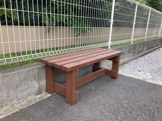 ベンチのある中庭