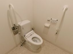 バリアフリー設計のトイレ