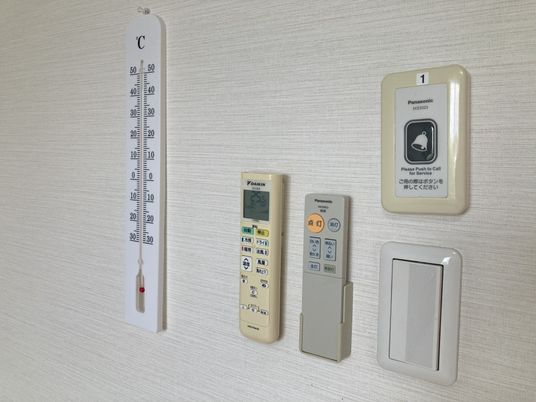 温度計と呼び出し設備つき壁面