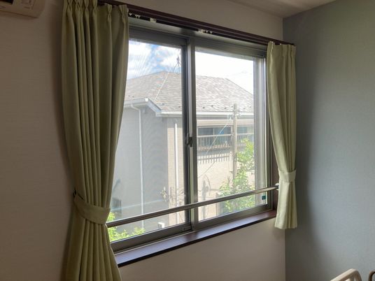 和やかな居室の窓辺