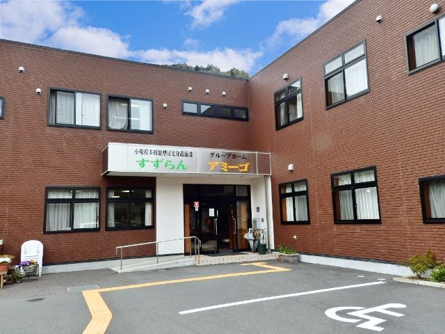 ゆったりとしたエントランス エントランス 広々とした入口は明るく、待ち合わせや出迎えにも適しており、訪れる方を優しく迎え入れます。