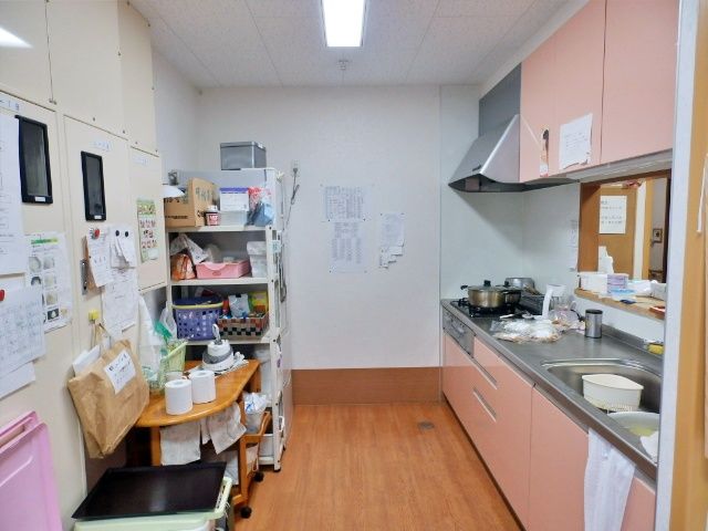広々とした明るいキッチン キッチン 広々と整備されたキッチンでは、日々のお食事の準備が行われています。清潔感あふれる環境で安心してお過ごしいただけます。