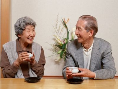 笑顔でお茶をするスタッフ像