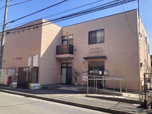 シンプルな建物の外観