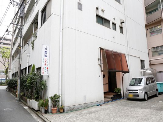 建物の外観とエントランス