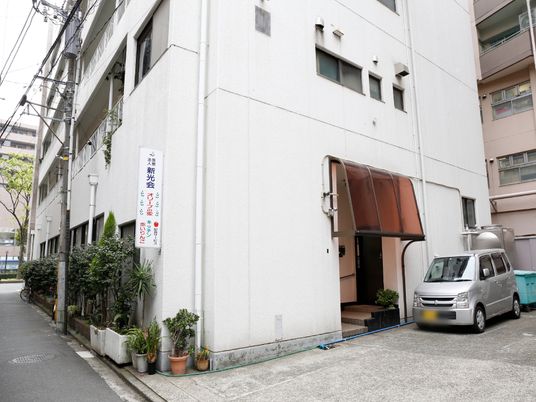 建物の外観とエントランス
