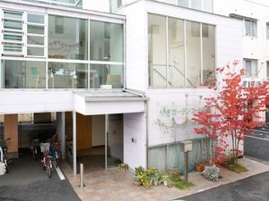 白い建物のエントランス