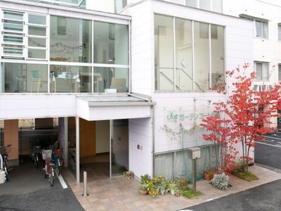 白い建物のエントランス