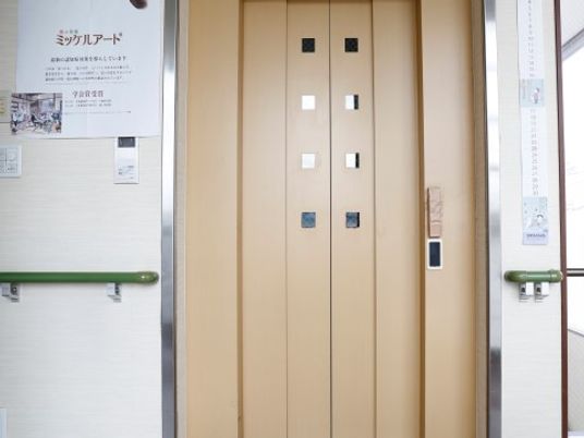 手すり付きの木目調エレベーター