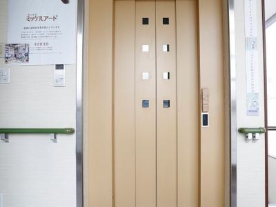 手すり付きの木目調エレベーター