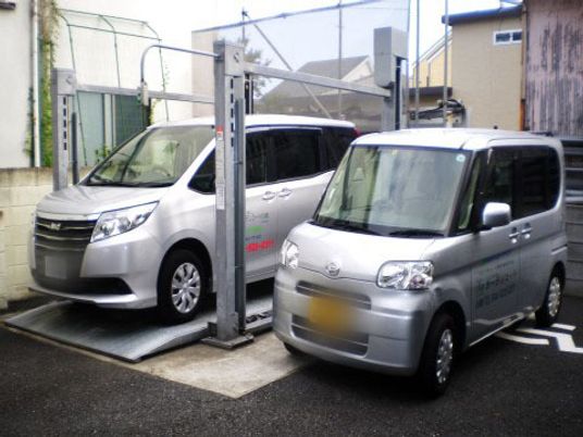 施設の送迎車両