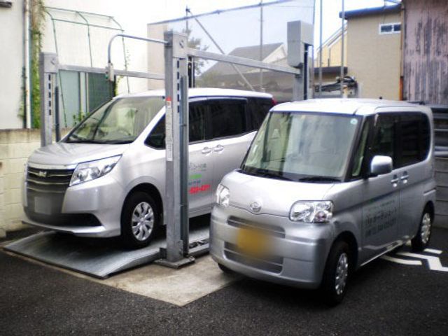 施設の送迎車両 駐車場 安心の送迎サービスが整っており、利用者の外出支援を行っています。車椅子にも対応した車両で、移動のお手伝いをします。