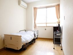 居室のベッドと家具