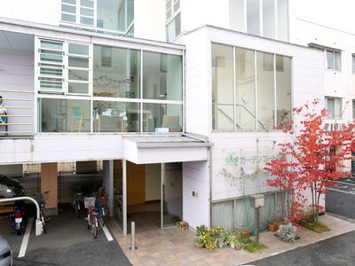 白い建物の外観と紅葉