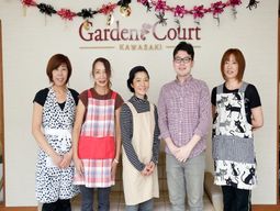 笑顔のスタッフ集合写真