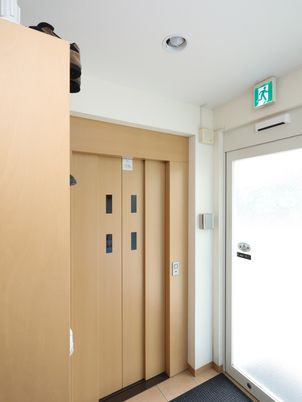 エレベーター付近の通路