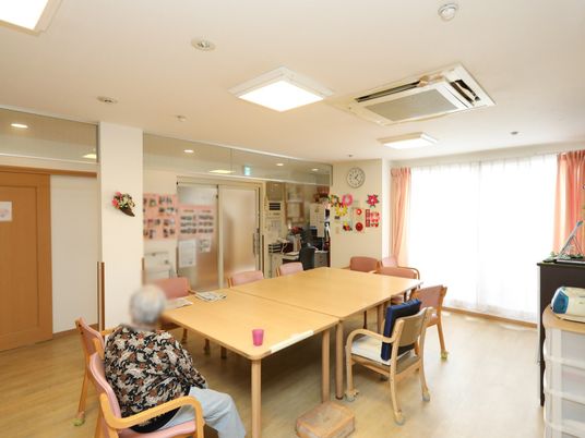 居室内の食卓と利用者