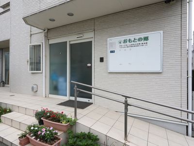 エントランスの看板と花壇