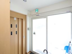 明るい部屋の出入口