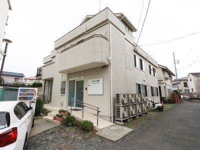 建物正面のエントランス