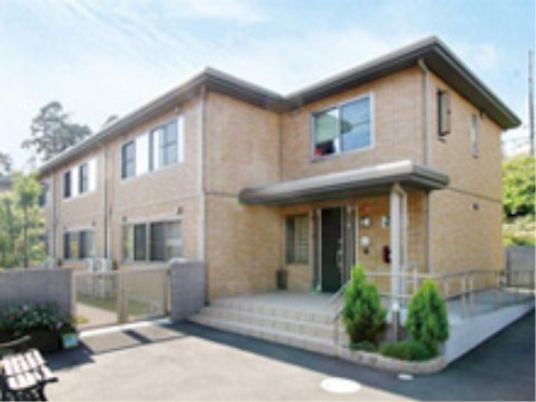 暖かみのある外観の建物