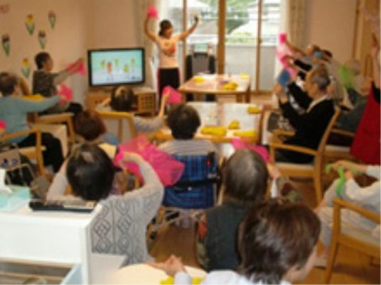 運動する利用者と指導員