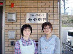 スタッフの笑顔と入口