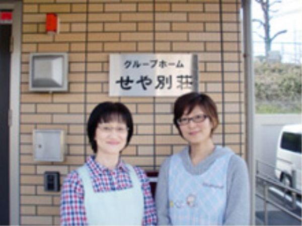 スタッフの笑顔と入口