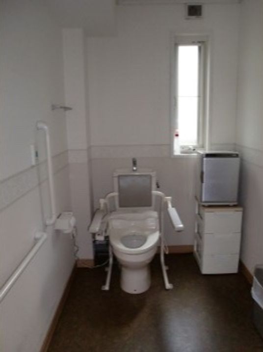 白い壁の清潔な浴室