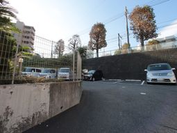 駐車場と建物外観