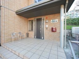 入り口の明るいエントランス