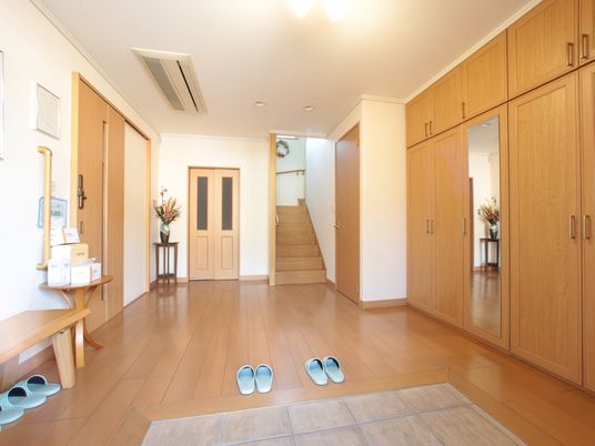 エントランスの明るい様子