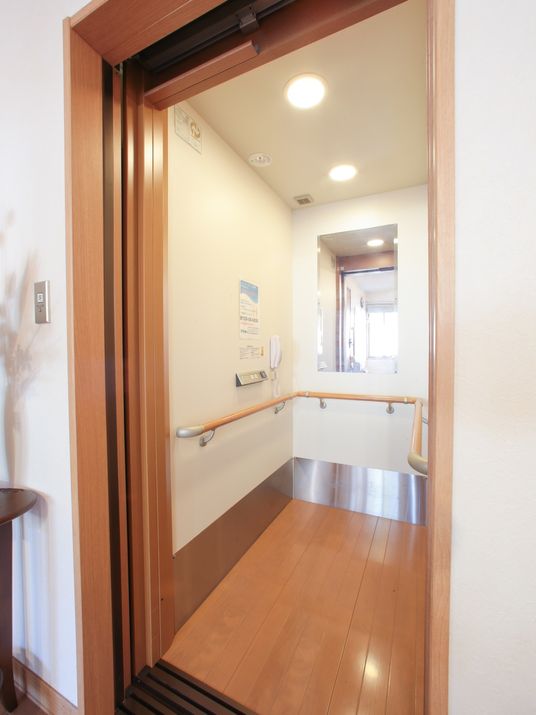 明るい廊下の入り口