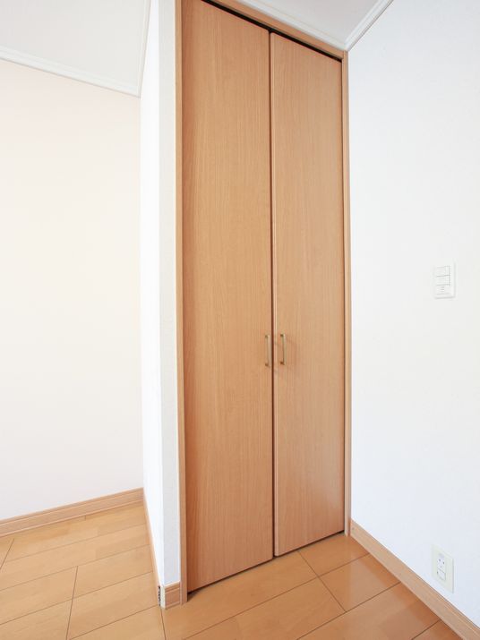 シンプルな木製のクローゼット