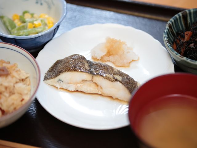和食の盛り付けられた皿