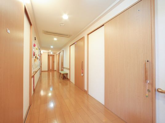 明るい廊下の風景