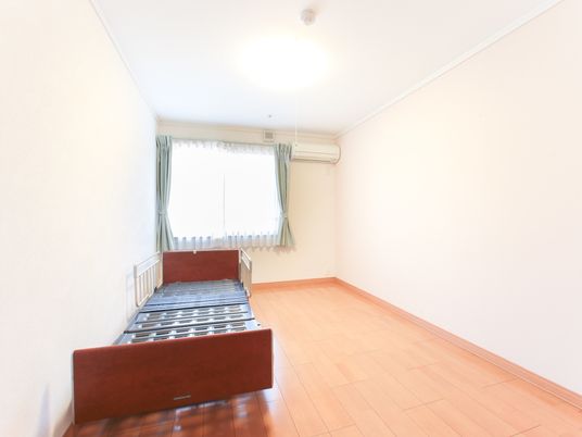 居室のベッドと窓