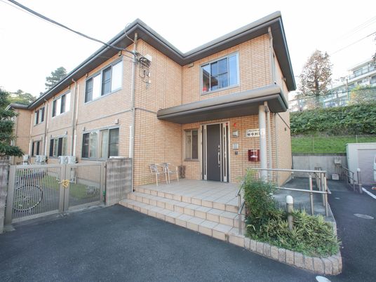 明るいエントランスの外観