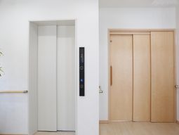 清潔な廊下のエレベーター