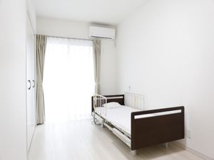 白壁の洋室居室