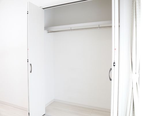 シンプルな居室のクローゼット