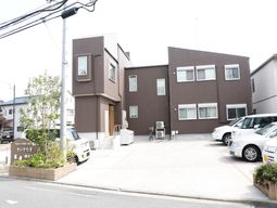 茶色い建物の外観