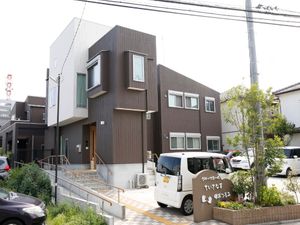 木目調の外観の建物