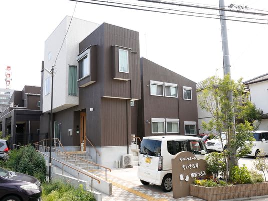 木目調の外観の建物