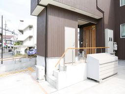 エントランスの明るい景色