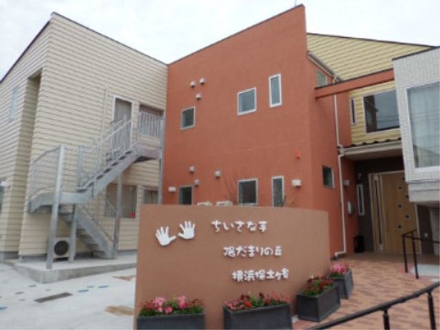 明るい施設の外観 外観 温かみのある色合いの建物前には、ゆとりあるスペースが設けられており、ここで働くことで多くの方々との出会いが期待できます。