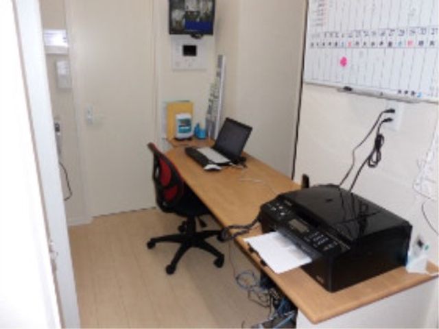 オフィススペースの角部屋 スタッフルーム 整理されたデスクが並ぶ職員室です。働く方々の効率的な業務を支援する落ち着いた空間があります。