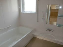 明るい清潔な浴室