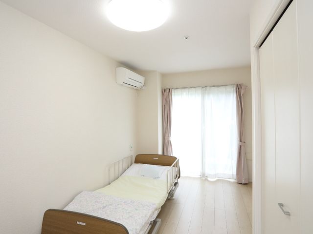 明るいシンプルな居室 リビングからの眺めが最高 ゆったりとした造りの居室です。日差しが差し込む窓際で、穏やかな時間を過ごせます。