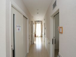 白壁の明るい廊下